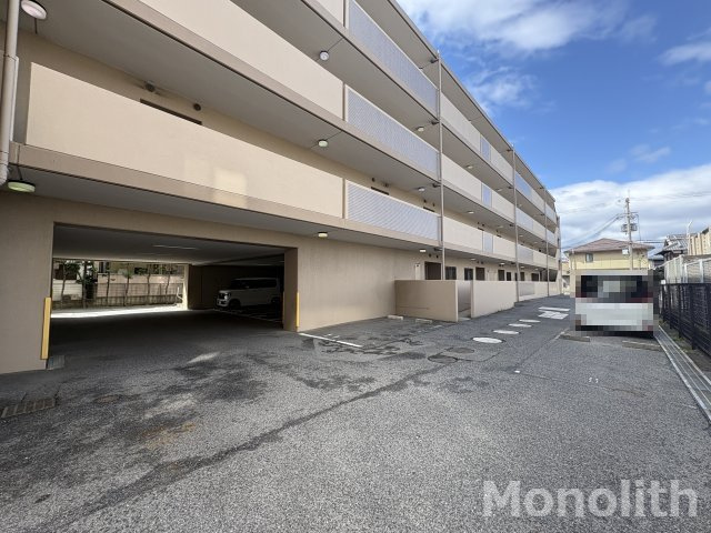 モナークシャトーの駐車場