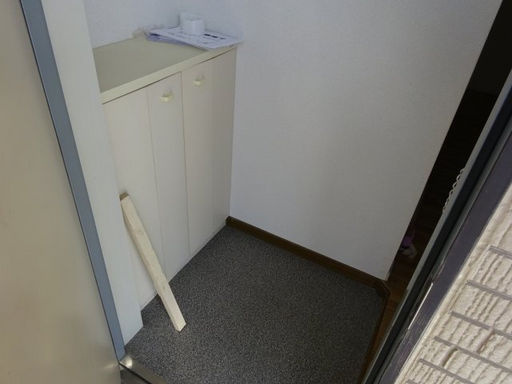 フローレス岡本の玄関