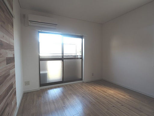 フローレス岡本の居間・リビング