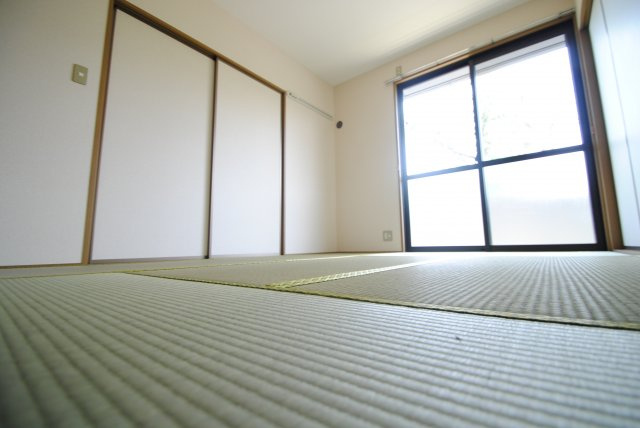 バティール西小森野B棟の和室|※同タイプの反転イメージ写真　現況優先
