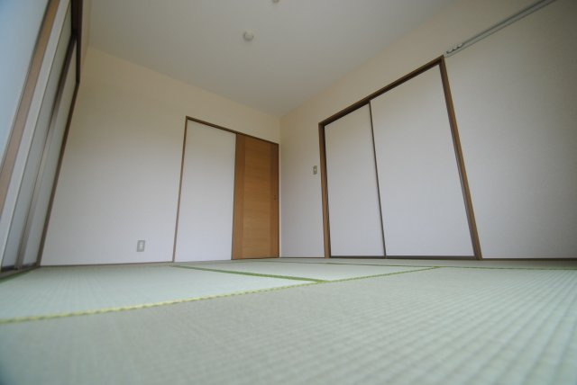 バティール西小森野B棟の和室|※同タイプの反転イメージ写真　現況優先