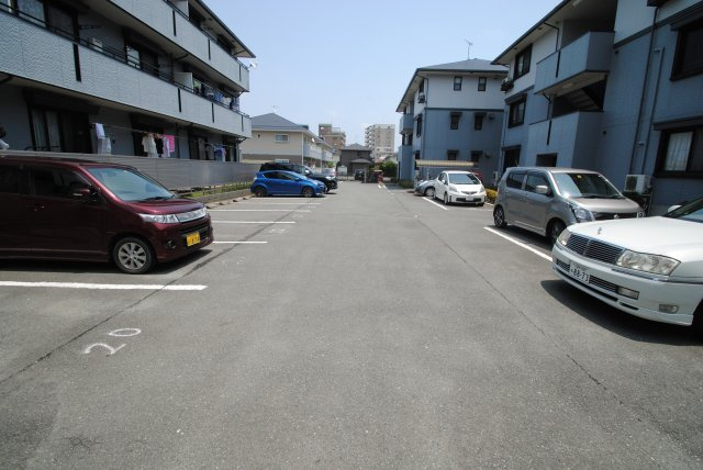 バティール西小森野B棟の駐車場