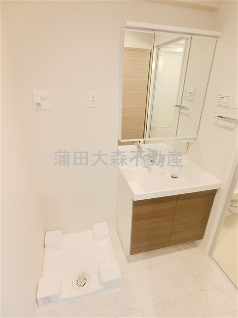 Plumeria（プルメリアの洗面所|3面鏡の独立洗面台　　洗面脱衣所