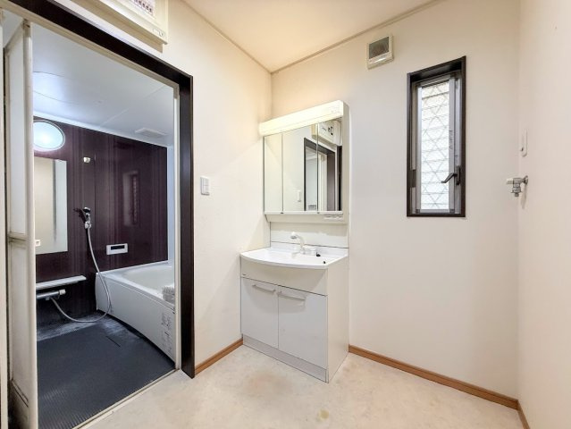 泉区和泉が丘3丁目　中古戸建ての洋室|◆柔らかい陽光が差し込む明るいお部屋を演出する設計。彩光の取れる窓が気持ちの良いお部屋を創り上げます。
