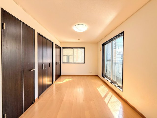 泉区和泉が丘3丁目　中古戸建ての洋室|◆室内はいつも明るい印象なので気持ちの良い朝を迎えられます。各部屋にはクローゼットを完備しており、収納が多いお家はすっきりして快適空間です。
