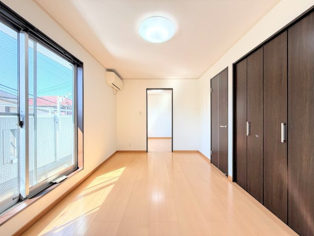 泉区和泉が丘3丁目　中古戸建ての洋室|◆気持ちの良い風が室内へ入り込む居室。家具を配置しても広々ご利用いただける快適空間。
