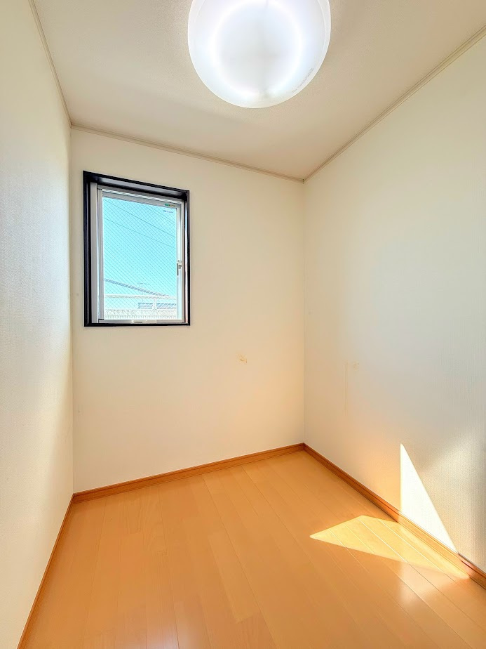 泉区和泉が丘3丁目　中古戸建ての玄関|◆明るい玄関です！散らかりやすい玄関もスッキリする大容量のシューズボックス付き。
