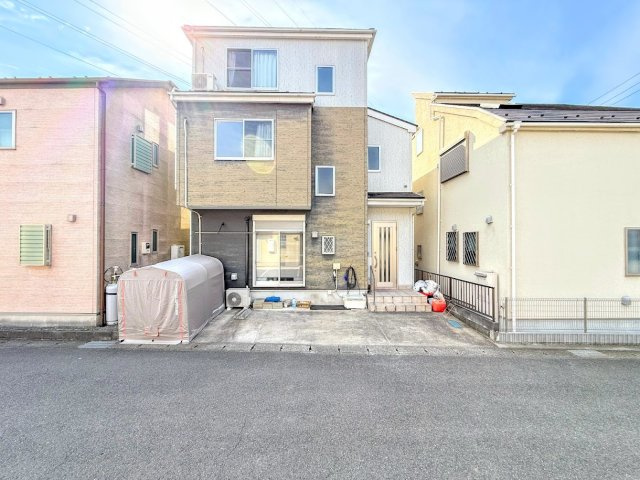 泉区和泉が丘3丁目　中古戸建ての外観|◆一戸建てを中心とした街並みが整然と続き、周辺は高い建物が建っていないので、緑の多い閑静な趣を感じる環境です。街並みや周辺環境も重要なポイントです！！
