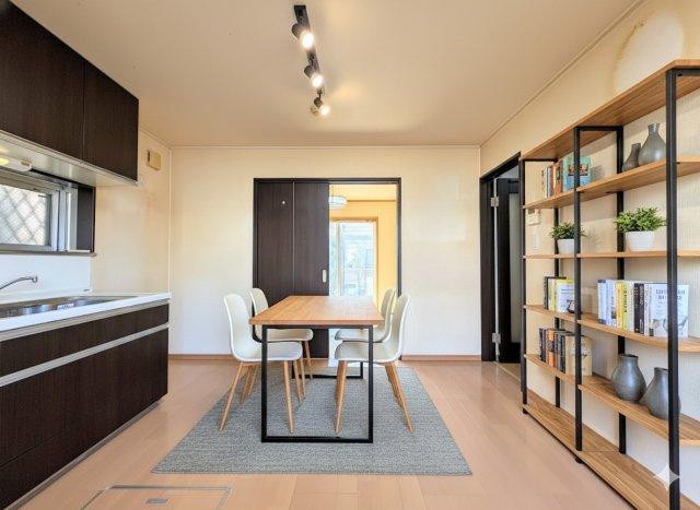 泉区和泉が丘3丁目　中古戸建ての居間・リビング|◆ご家族の会話がはずむ、開放的なＬＤＫです。休日はお陽さまの光をたっぷりととりこめるぽかぽかリビングで過ごしませんか？
(家具はイメージです)