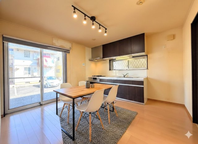 泉区和泉が丘3丁目　中古戸建ての居間・リビング|◆柔らかな色合いのフローリングと清潔感のあふれる白のクロスが明るい空間を創り出しているリビングダイニング。家族の集まる憩いの場にふさわしい空間。
(家具はイメージです)
