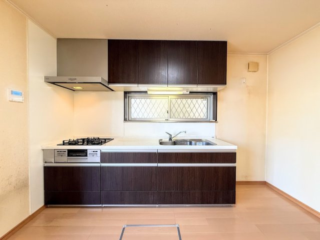 泉区和泉が丘3丁目　中古戸建てのキッチン|◆ご家族皆さんで調理ができる位のスペースを実現したキッチン空間となっております。みんなで作った料理を召し上がりながらの会話は、どのような物になるのでしょうか。
