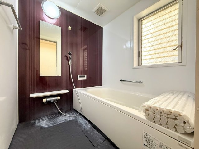 泉区和泉が丘3丁目　中古戸建ての独立洗面台|◆毎日使う場所だから、機能的で使いやすさに配慮したパウダールーム。すっきりと使えるように収納も豊富にご用意しています。
