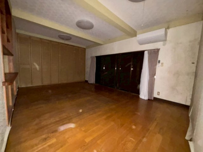 【洋室】 | 【建物未登記】鉾田市滝浜　中古住宅 | 一階主寝室　電動シャッター付き