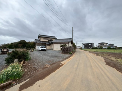 【前面道路含む現地写真】 | 【建物未登記】鉾田市滝浜　中古住宅