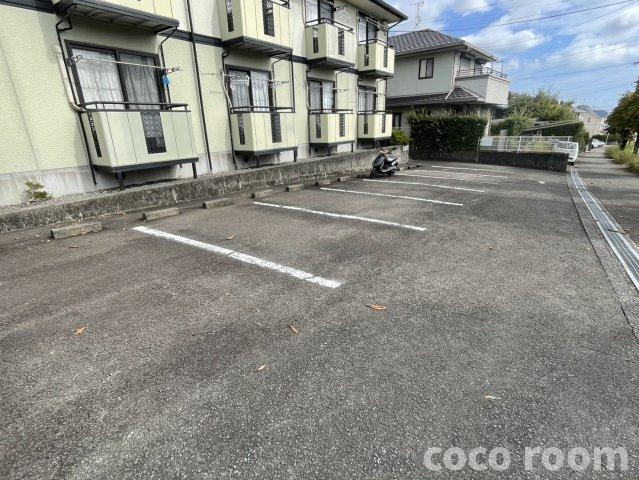 メゾンエスポワールの駐車場