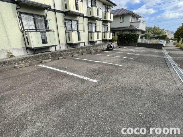 メゾンエスポワールの駐車場