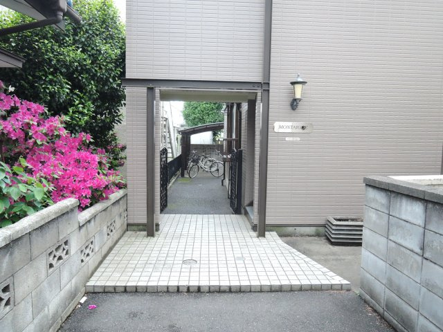 さいたま市浦和区東高砂町のアパートのエントランス