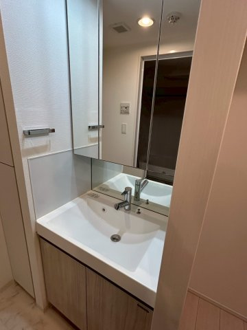 コンフォリア日暮里の洗面所