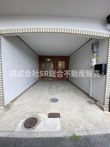 玉串元町2丁目中古戸建の駐車場|ビルトインガレージもございますので、お車をお持ちの方には嬉しいです！
（高さ・約2.64ｍ　奥行き・5.29ｍ　幅・3.28ｍ）