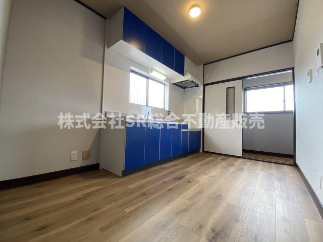 玉串元町2丁目中古戸建のキッチン|7.7帖のダイニングキッチン。明るくて快適にお過ごし頂けます♪