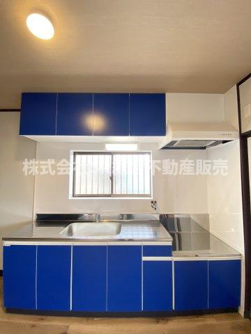 玉串元町2丁目中古戸建のキッチン|ブルーのキッチンが目を惹きます♪使いやすいキッチンです！