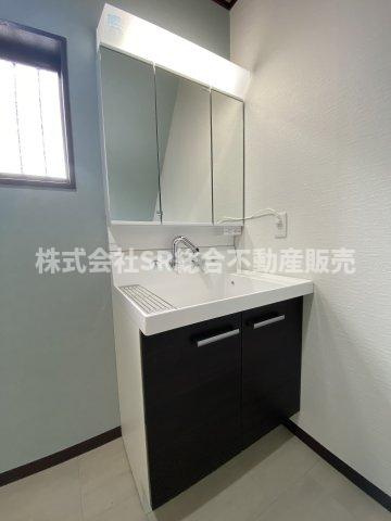 玉串元町2丁目中古戸建の独立洗面台|シャンプードレッサーがあり朝の支度も楽々できます♪