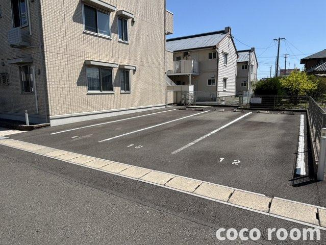 ヴィラ　ピーノの駐車場