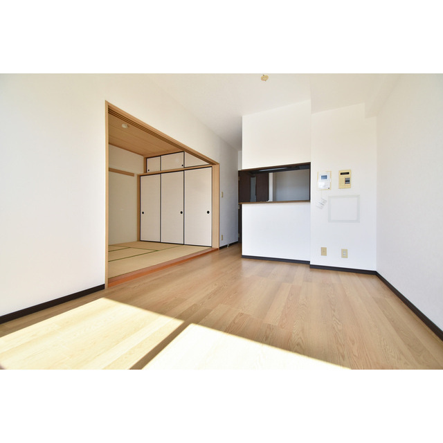 久留米市荘島町の賃貸マンションの居間・リビング|こちらのリビングで趣味の時間をお楽しみください※同タイプのお部屋になります。