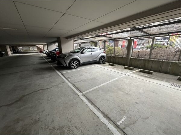 アーデンコート住吉川の駐車場