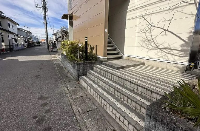 レオパレスニュー宝木ガーデンのエントランス