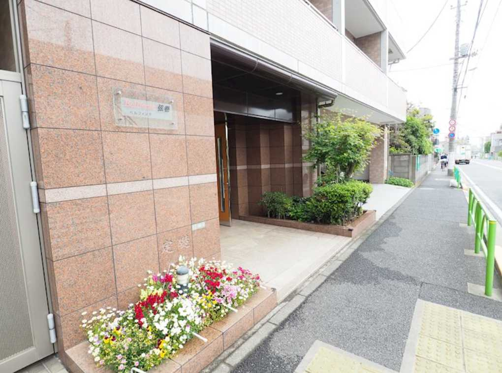 ベルフォンテ弦巻　南向き　追焚　オートロックのエントランス