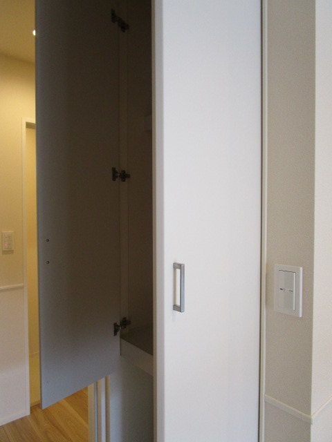 Ｒｅｖｅｕｒ　Ｈａｎａｚｏｎｏ　リヴェールハナゾノの収納|★収納棚＆ペット専用スペース（収納棚下）