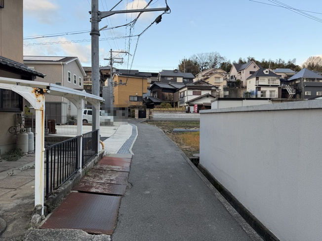 【バルコニー】 | 和泉市寺田町１丁目戸建 | 北東側通路を南側から撮影しました。