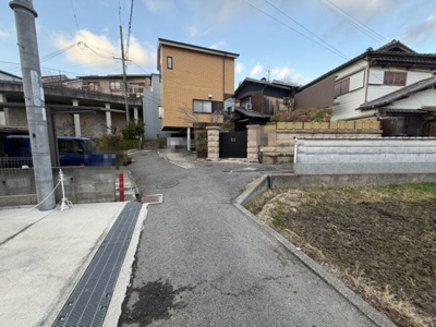 【前面道路含む現地写真】 | 和泉市寺田町１丁目戸建 | 北東側通路を南側から撮影しました。