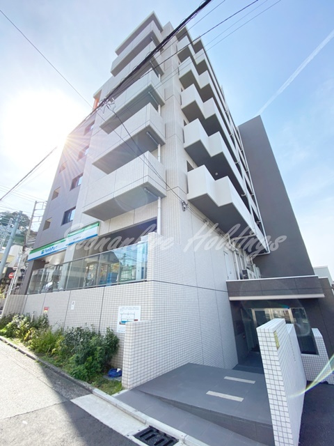 プラージュ県立大学の外観|築浅・駅徒歩1分・重厚なRCマンション