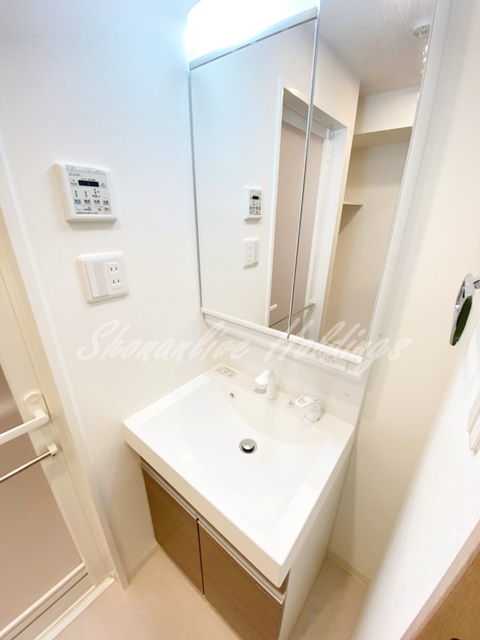 プラージュ県立大学の独立洗面台|収納充実・シャンプードレッサー