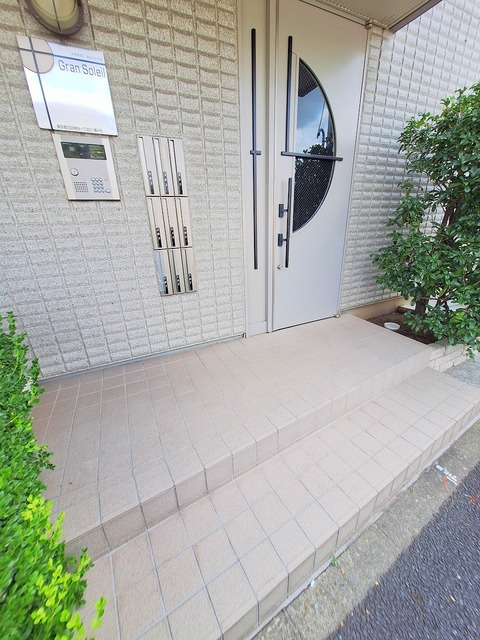 グランソレイユのエントランス|オートロック付きのエントランス