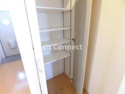 【設備】 | アザレアＣ棟 | 廊下にも収納付き。