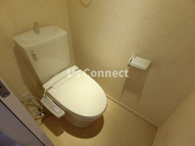 【トイレ】 | アザレアＣ棟 | 温水洗浄便座付きのトイレ。