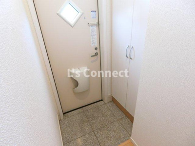 【玄関】 | アザレアＣ棟 | 背の高い下駄箱で靴も収納できます。