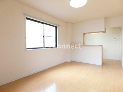 【居間・リビング】 | アザレアＣ棟 | 角部屋で２面に窓があります。