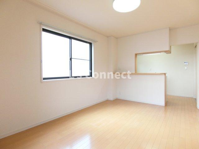 【居間・リビング】 | アザレアＣ棟 | 角部屋で２面に窓があります。