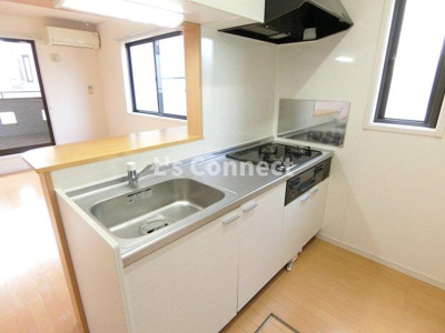 【キッチン】 | アザレアＣ棟 | ３口ガスコンロのシステムキッチン。