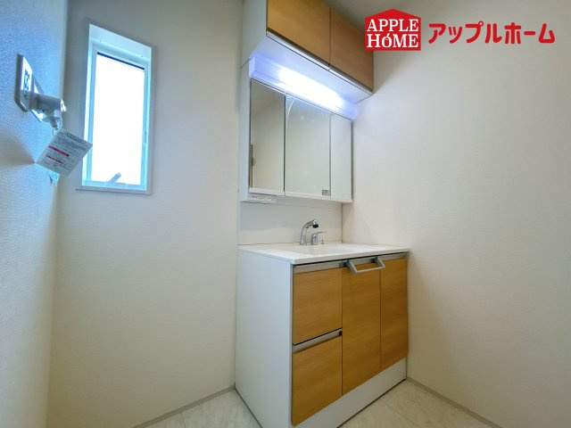[新築住宅] 鴻巣市本町7丁目 全3棟の独立洗面台|ゆとりの洗面スペースで朝の身支度も快適スムーズに。３面鏡で髪のセットやお化粧もストレスなくこなせ、朝から気分良く通勤通学に向かえそうですね！鏡の裏にはたっぷりと収納スペースを標準装備