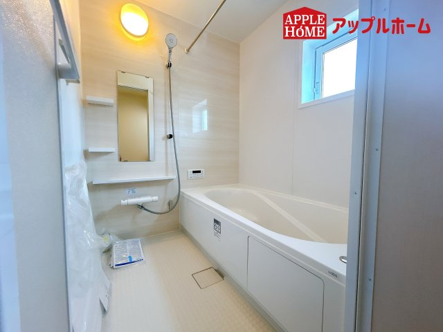 [新築住宅] 鴻巣市本町7丁目 全3棟の浴室|窓付きのバスルームは、採光もあり明るく気持ちの良い空間です。窓があることで、換気環境も良好。掃除もスムーズに出来ます