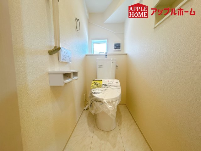 [新築住宅] 鴻巣市本町7丁目 全3棟のトイレ|白を基調とした清潔感のある明るい空間。温水洗浄便座付きで、毎日快適・清潔に使用できます。操作しやすい壁面リモコンを採用しています。