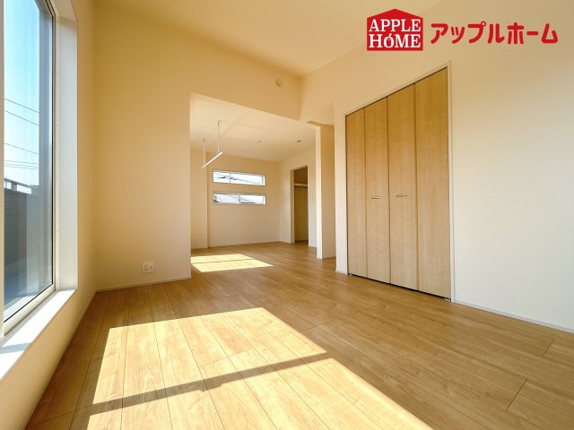 [新築住宅] 鴻巣市本町7丁目 全3棟の洋室|２階居室は全室収納あり！たっぷりある収納活用でお部屋もキレイを保てます♪