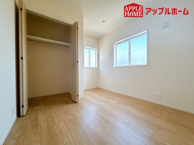[新築住宅] 鴻巣市本町7丁目 全3棟の洋室|２階居室は全室収納あり！たっぷりある収納活用でお部屋もキレイを保てます♪