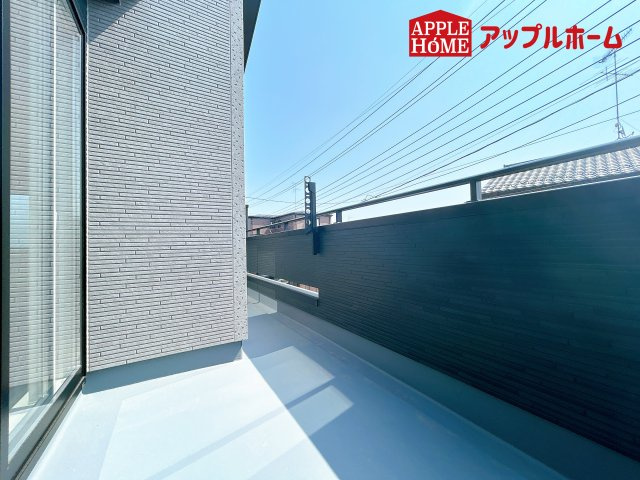 [新築住宅] 鴻巣市本町7丁目 全3棟のバルコニー|家族分の洗濯物もしっかり干せます。日当たりも良く、毎日のお洗濯が楽しくなりそう♪お布団は手軽に干せていつもポカポカに☆