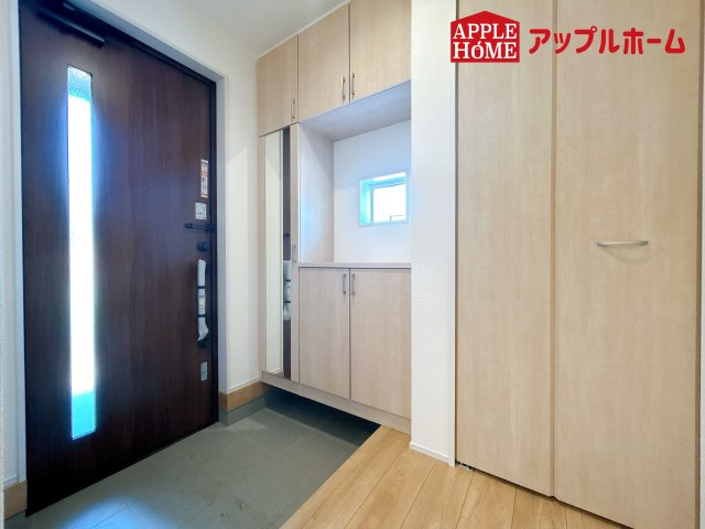 [新築住宅] 鴻巣市本町7丁目 全3棟の玄関|住まう人も来客も入った時にワクワクさせてくれるオシャレな玄関♪収納もたっぷりあるので、靴がたくさんあっても安心！